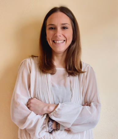 Miriam Tudela, psicopedagoga, sonriendo con los brazos cruzados